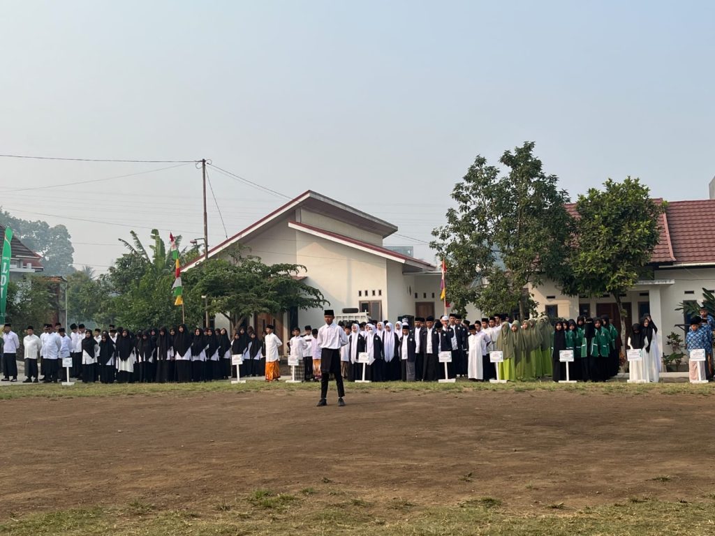 Ratusan Santri Ikuti Upacara Hari Santri Nasional 2026 di Ponpes Al-Fathu Rejang Lebong 668cbe1f 1d64 49c5 b8e2 455adcf2c5a2