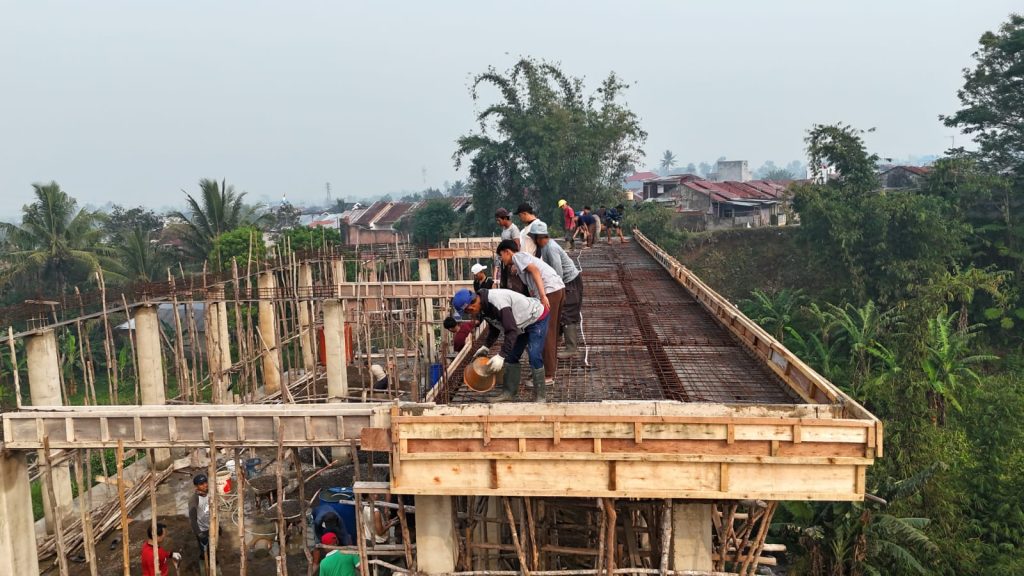 Gotong Royong Percepat Pembangunan, Warga Bersatu Cor Dak Lantai 3 SMPIT Akhlaqul Karimah whatsapp image 2026 10 04 at 19.49.48