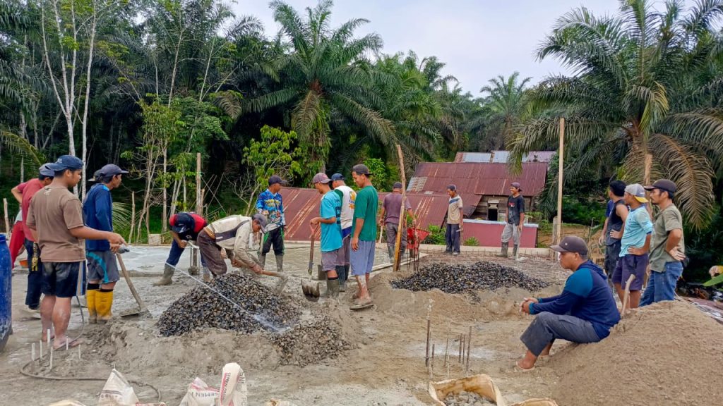 Wujudkan 29 Karakter Luhur, Warga LDII PAC Suka Mulya Gotong Royong Cor Teras Masjid Al Hidayah whatsapp image 2026 10 30 at 08.09.45